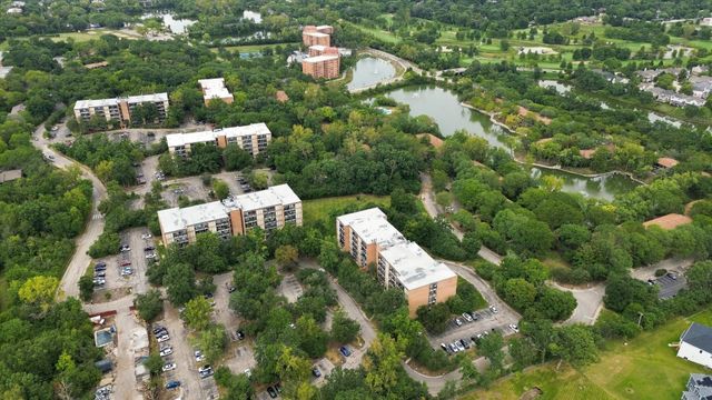 6020 Oakwood Drive 4A, Lisle, IL 60532