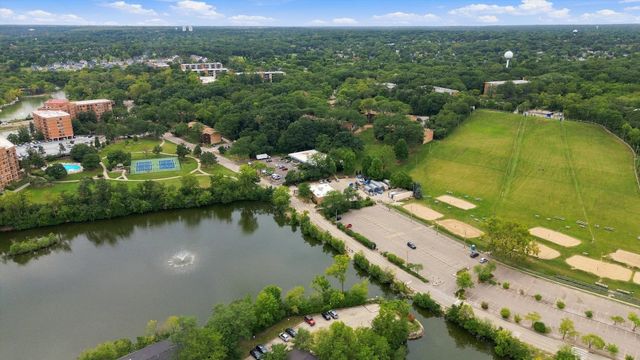 6020 Oakwood Drive 4A, Lisle, IL 60532