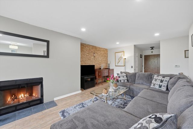 6020 Oakwood Drive 4A, Lisle, IL 60532