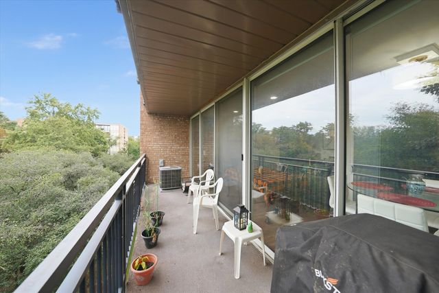 6020 Oakwood Drive 4A, Lisle, IL 60532