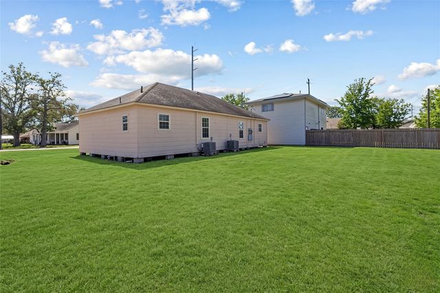 317-319 E B Street, La Porte, TX 77571