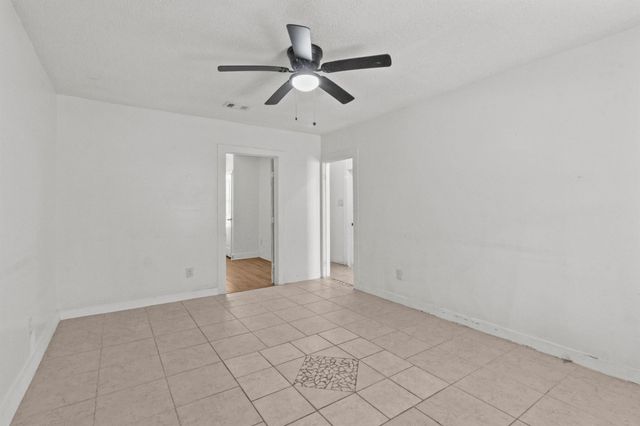 317-319 E B Street, La Porte, TX 77571