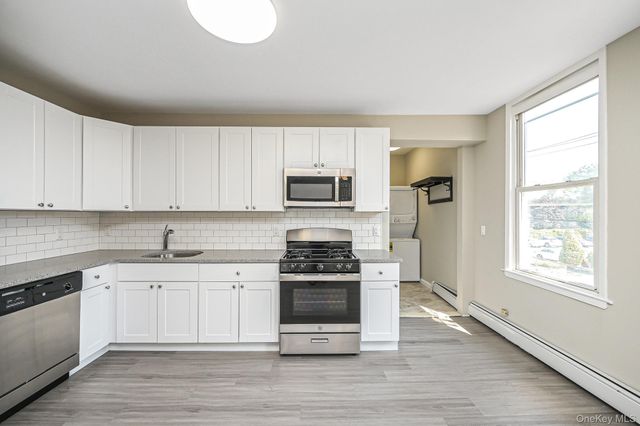 463-465 Main St A, Islip, NY 11751