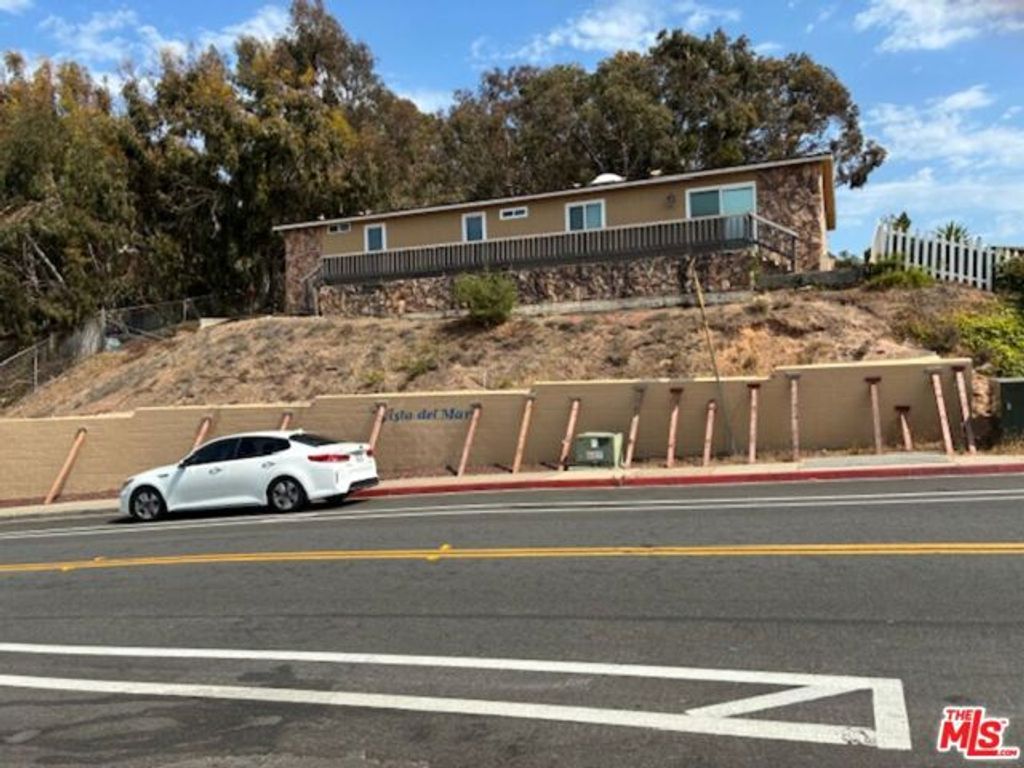 607 Via Del Mar, Vista, CA 92081