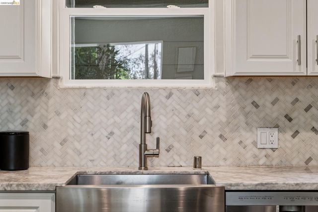 6281 Aspinwall Rd, Oakland, CA 94611