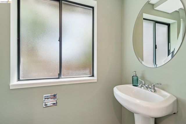 6281 Aspinwall Rd, Oakland, CA 94611