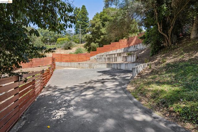 6281 Aspinwall Rd, Oakland, CA 94611