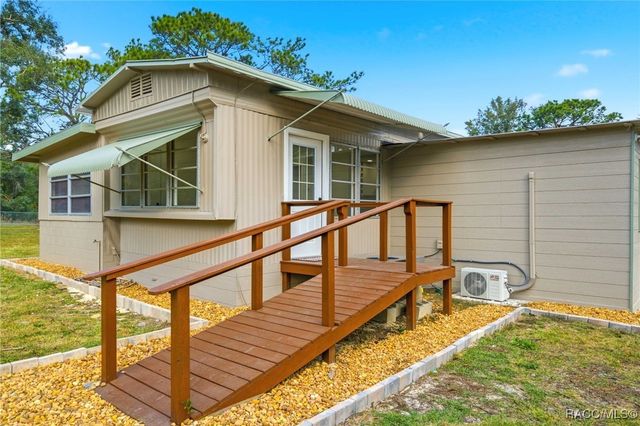 979 N Dunkenfield Avenue, Crystal River, FL 34429