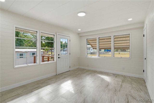 979 N Dunkenfield Avenue, Crystal River, FL 34429