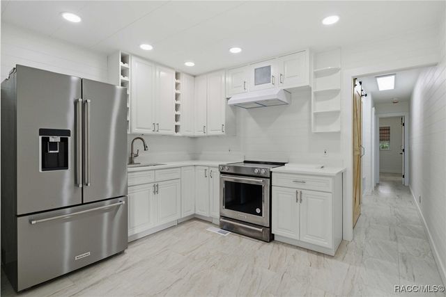 979 N Dunkenfield Avenue, Crystal River, FL 34429