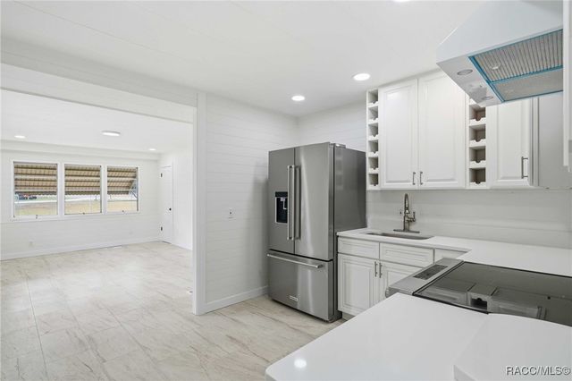 979 N Dunkenfield Avenue, Crystal River, FL 34429