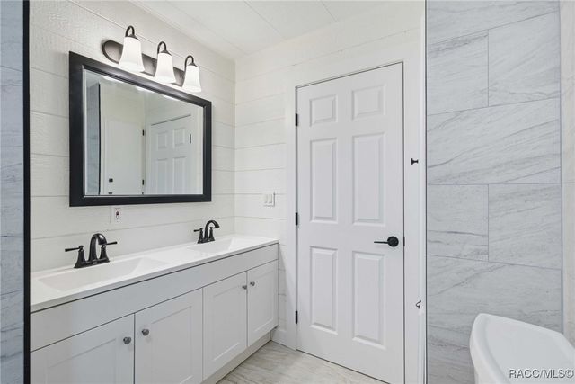 979 N Dunkenfield Avenue, Crystal River, FL 34429