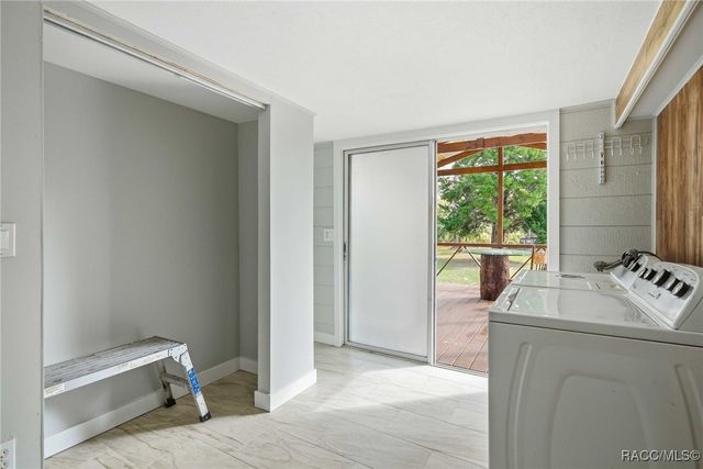 979 N Dunkenfield Avenue, Crystal River, FL 34429