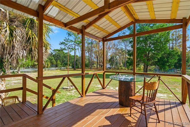 979 N Dunkenfield Avenue, Crystal River, FL 34429