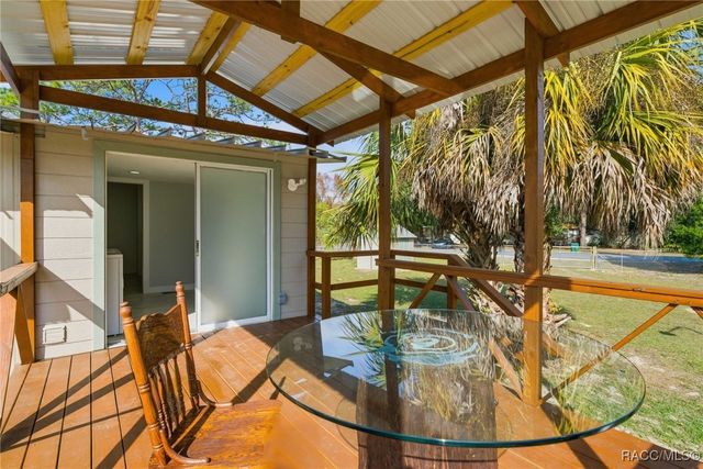 979 N Dunkenfield Avenue, Crystal River, FL 34429