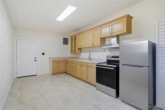 979 N Dunkenfield Avenue, Crystal River, FL 34429