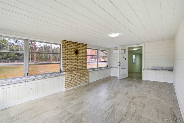 979 N Dunkenfield Avenue, Crystal River, FL 34429