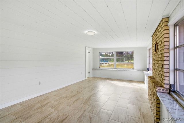 979 N Dunkenfield Avenue, Crystal River, FL 34429