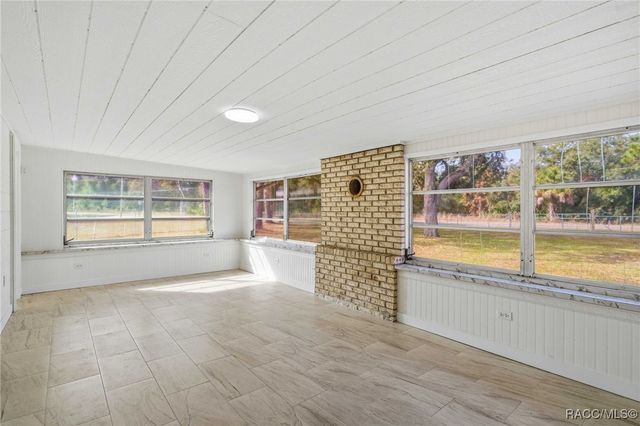 979 N Dunkenfield Avenue, Crystal River, FL 34429