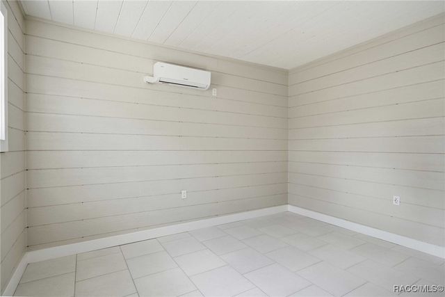 979 N Dunkenfield Avenue, Crystal River, FL 34429