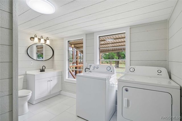 979 N Dunkenfield Avenue, Crystal River, FL 34429