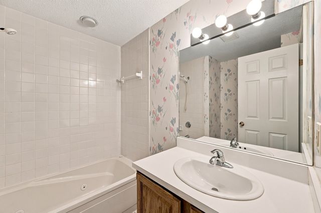 12 Ledgewood Way 21, Peabody, MA 01960
