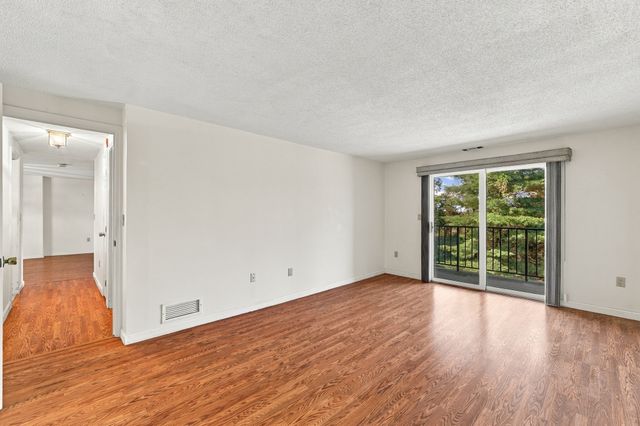 12 Ledgewood Way 21, Peabody, MA 01960