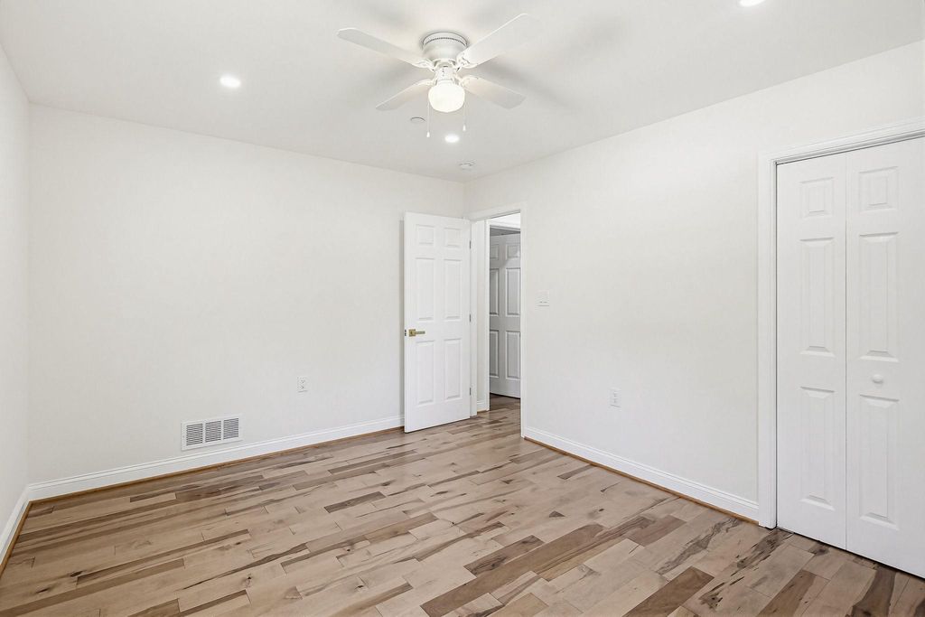 Image 28 of property listing at 3 BELHAVEN CT, Severna Park, MD 21146