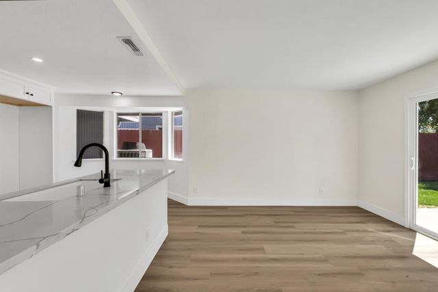 7033 Castle Creek Way, Rio Linda, CA 95673