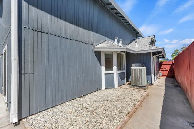 7033 Castle Creek Way, Rio Linda, CA 95673