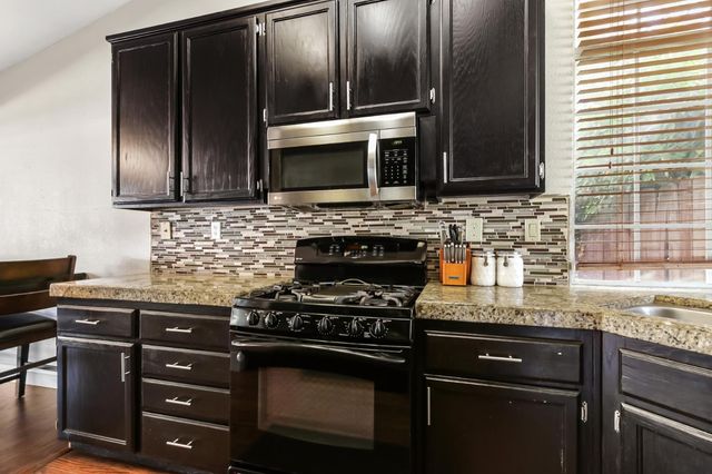 6109 Brockenhurst Dr, Elk Grove, CA 95758