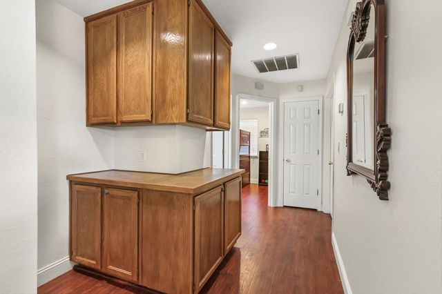6109 Brockenhurst Dr, Elk Grove, CA 95758
