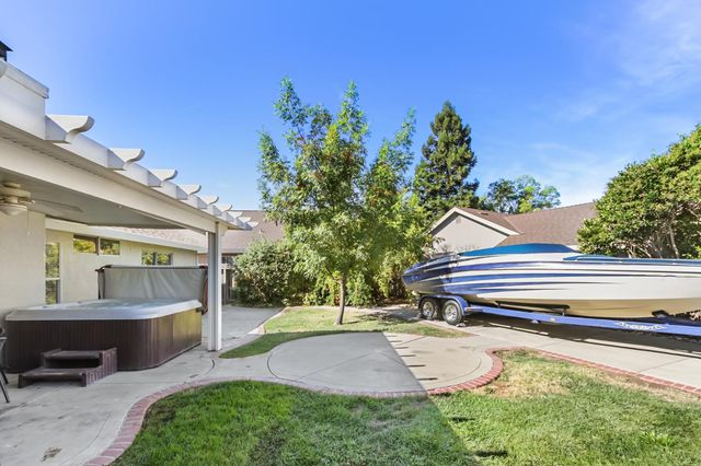 6109 Brockenhurst Dr, Elk Grove, CA 95758