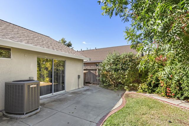 6109 Brockenhurst Dr, Elk Grove, CA 95758