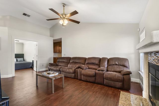 6109 Brockenhurst Dr, Elk Grove, CA 95758