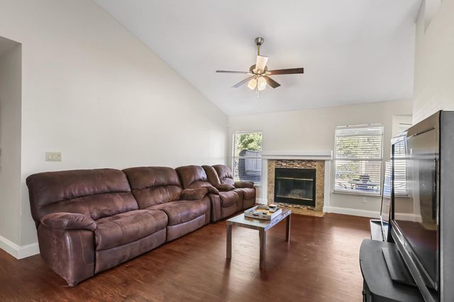 6109 Brockenhurst Dr, Elk Grove, CA 95758