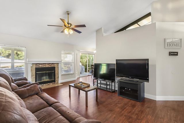 6109 Brockenhurst Dr, Elk Grove, CA 95758