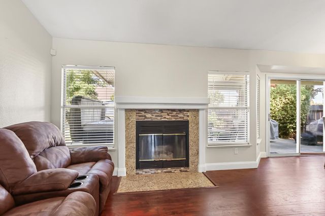 6109 Brockenhurst Dr, Elk Grove, CA 95758