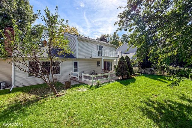 10 Mayflower Road, Vernon Hills, IL 60061