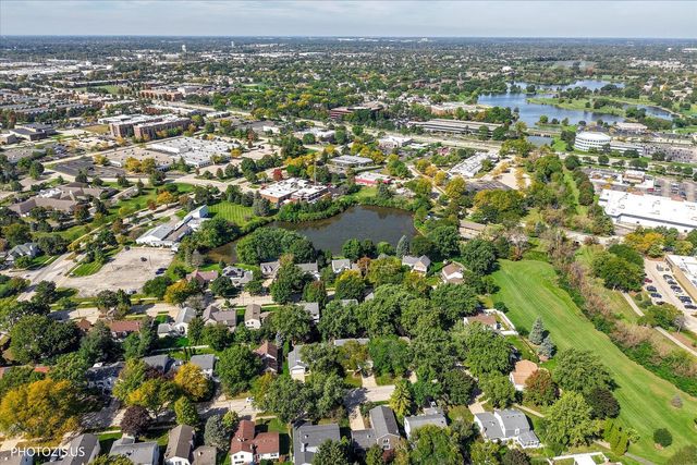 10 Mayflower Road, Vernon Hills, IL 60061
