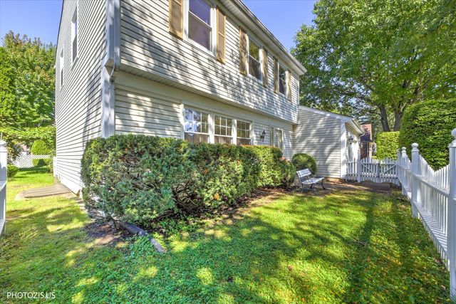 10 Mayflower Road, Vernon Hills, IL 60061