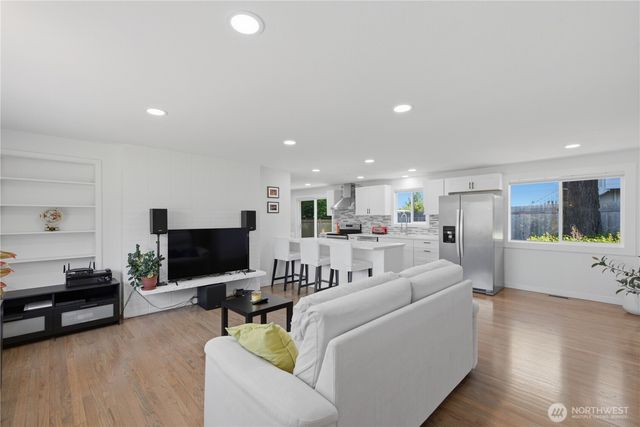 3404 NE 11th Place, Renton, WA 98056