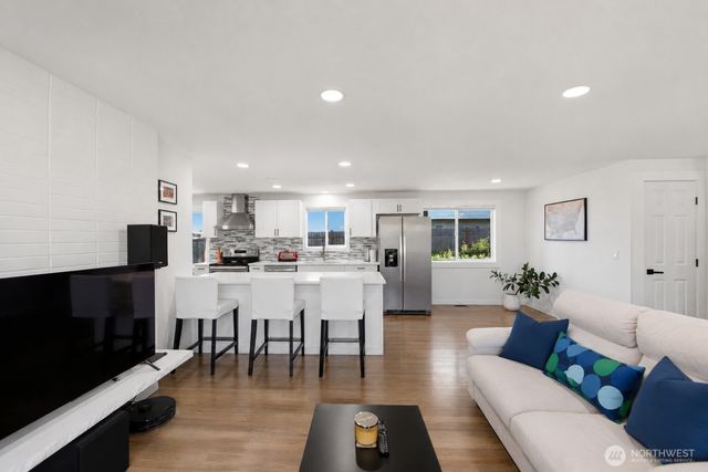 3404 NE 11th Place, Renton, WA 98056