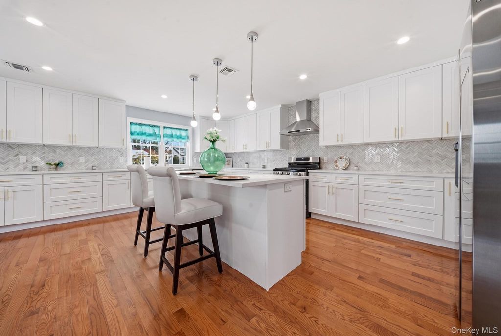 403 S Bayview Avenue, Freeport, NY 11520 — photo 4