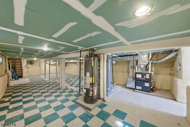 216 Delaware St, Elizabeth City, NJ 07206