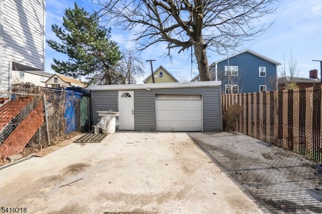 216 Delaware St, Elizabeth City, NJ 07206