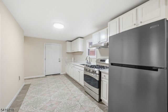 216 Delaware St, Elizabeth City, NJ 07206