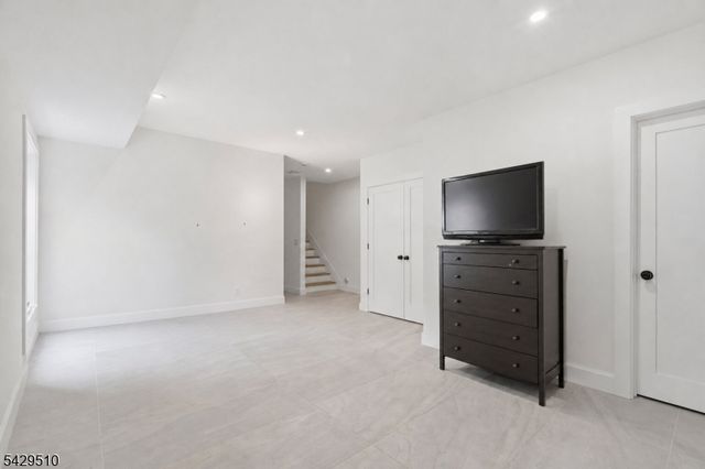 31 Patterson St, Harrison Town, NJ 07029