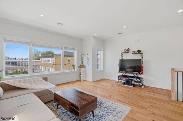 31 Patterson St, Harrison Town, NJ 07029