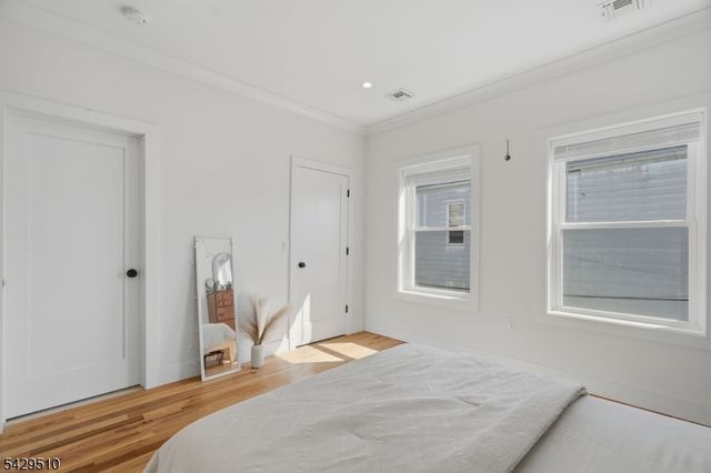 31 Patterson St, Harrison Town, NJ 07029